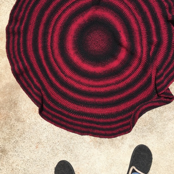 HANDMADE Crocheted Round Red/black Throw - Picture 8 of 10